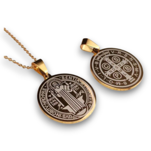 Collar medalla San Benito grabada acero inox dorada